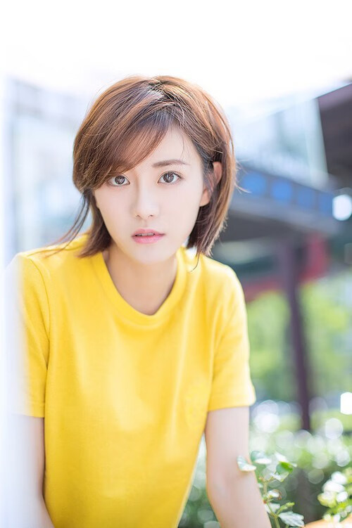 美国骑手凯尔·库克在巴黎奥运会上首次亮相即夺得障碍赛银牌，表现出色。